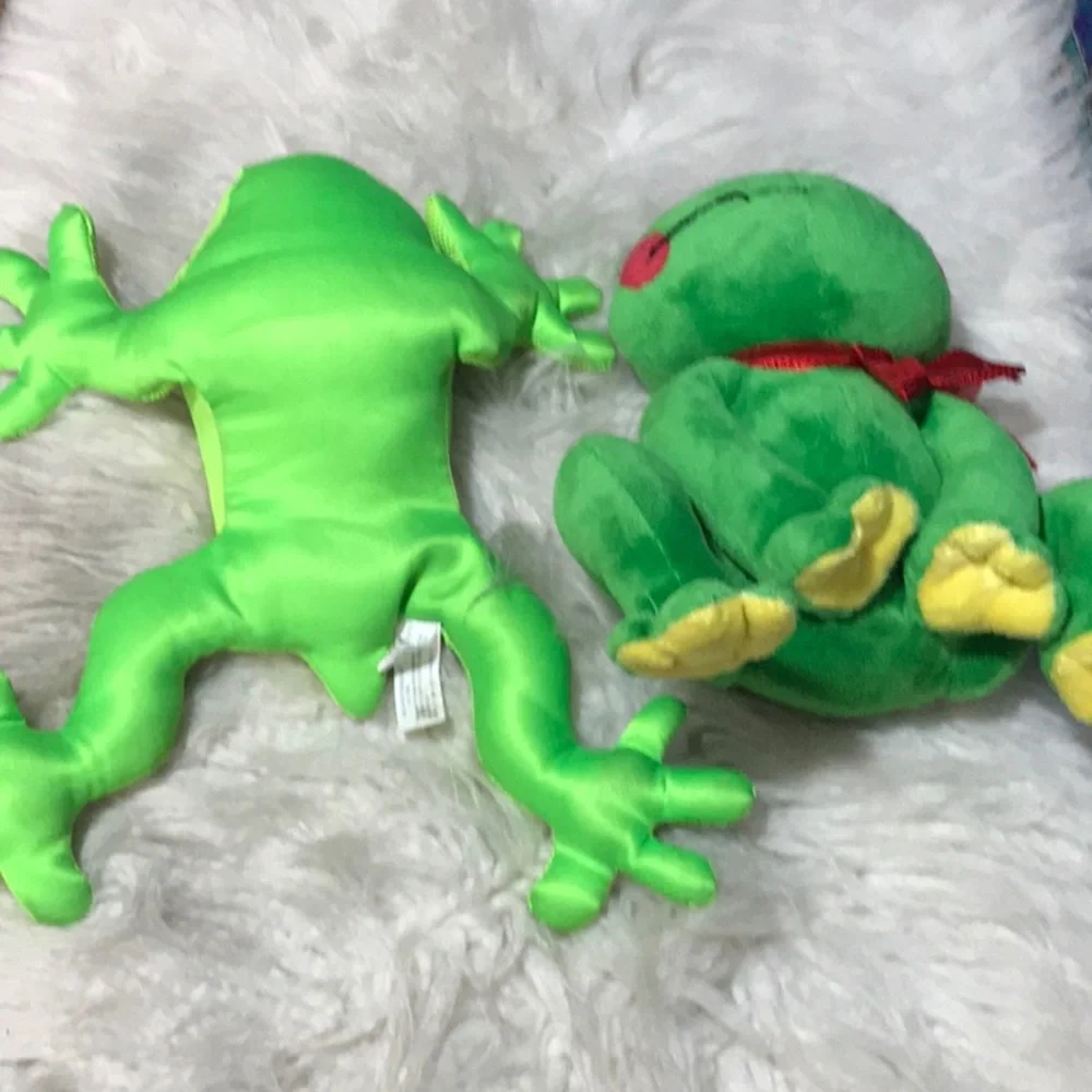 2 stuffed plush green frogs realistic Rainforest Animals GANZ
